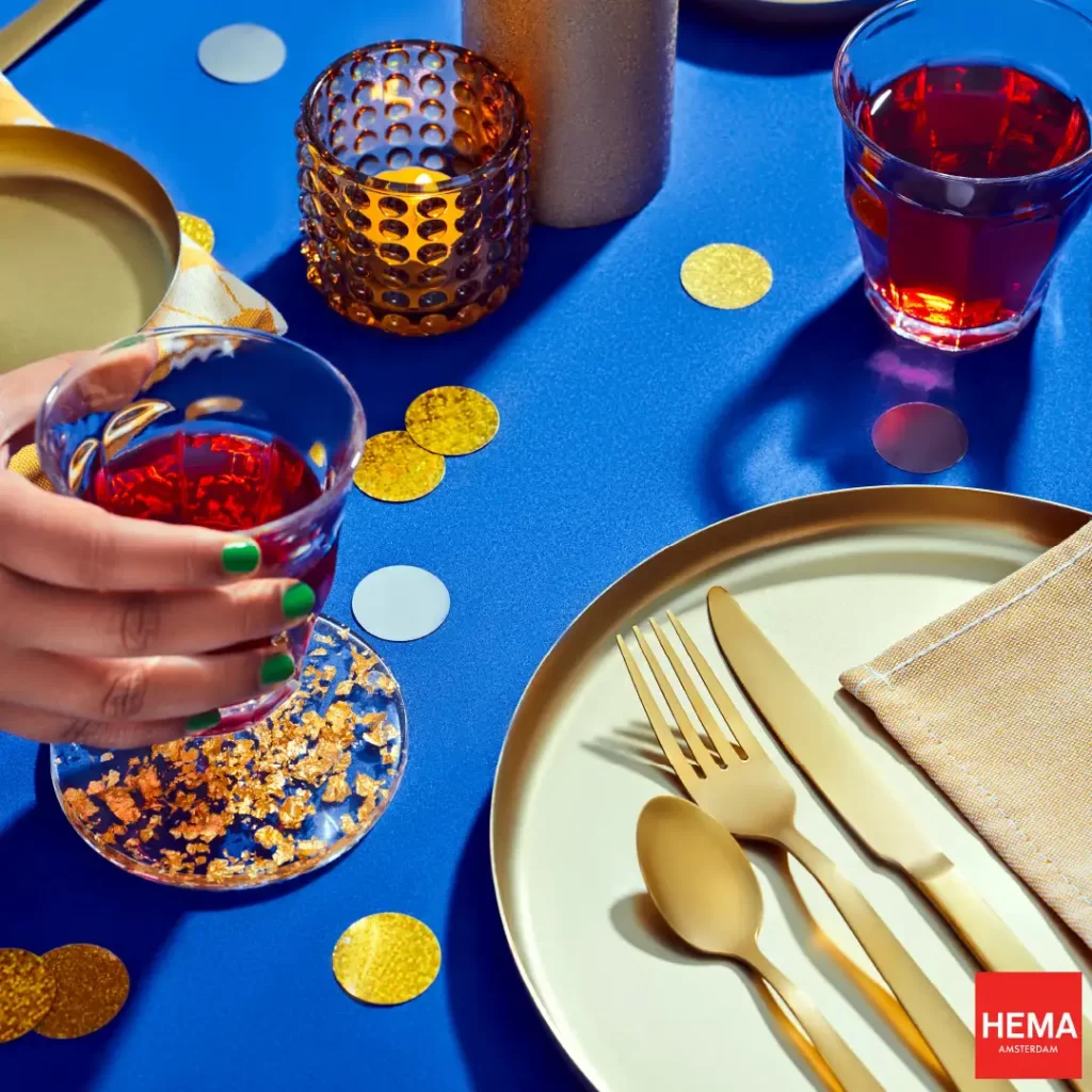 ديكور مائدة رمضان، يتضمن طقم صحون وحاملات شموع