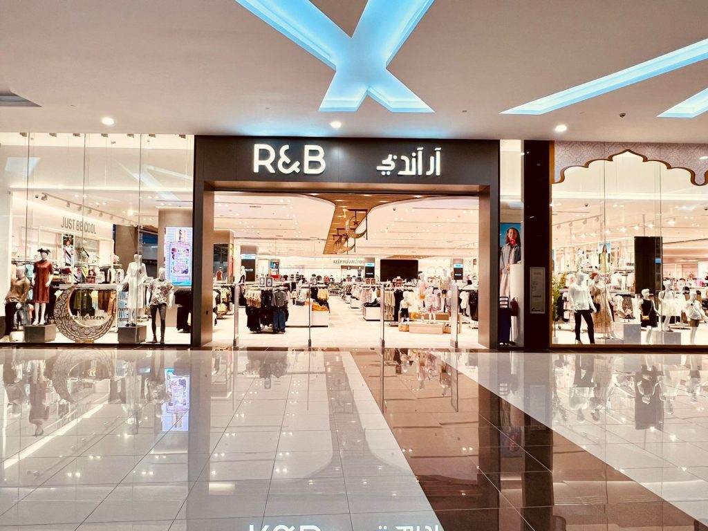متجر آر آند بي مفتوح الآن في مول العثيم في البطين، السعودية