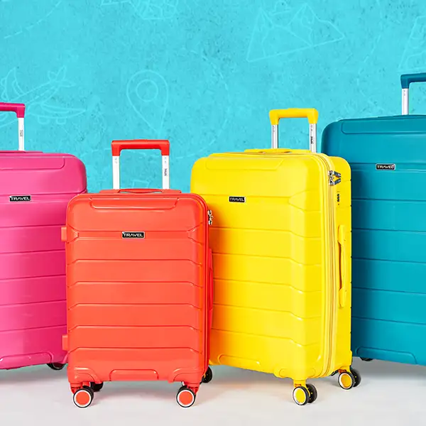 حقائب بعجلات بألوان براقة من آر آند بي