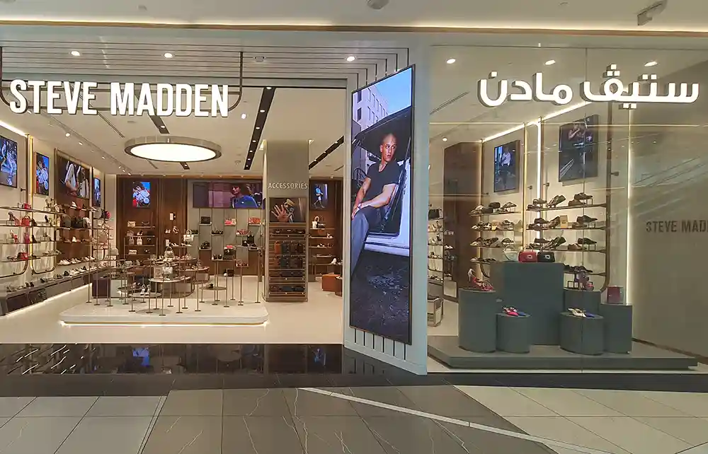 مجموعة أباريل تقطع شوطاً كبيراً في استراتيجية توسيع علامة ستيف مادن وتتم 25 متجراً لها عبر سائر دول مجلس التعاون الخليجي بافتتاح أربعة متاجر في الكويت. 