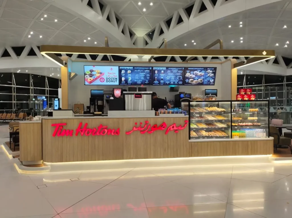 تم افتتاح متجر تيم هورتنز بفرعين جديدين في المبنى 3 والمبنى 4 في مطار الرياض، السعودية