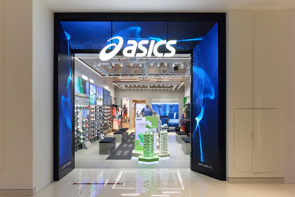 تم افتتاح متجر اسيكس في دبي مول، في الإمارات