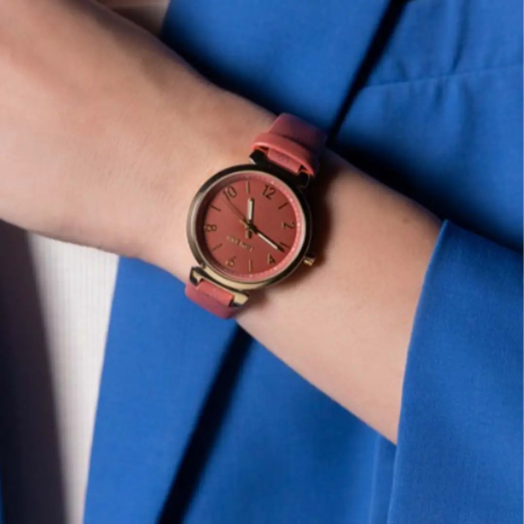 ساعة وردية اللون أنيقة التصميم من ناين وست