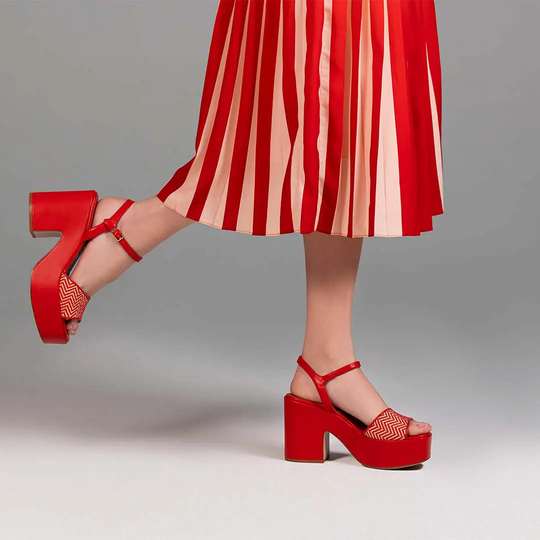 حذاء بكعب عريض باللون الأحمر من ناين وست لإطلالة عيد الحب
