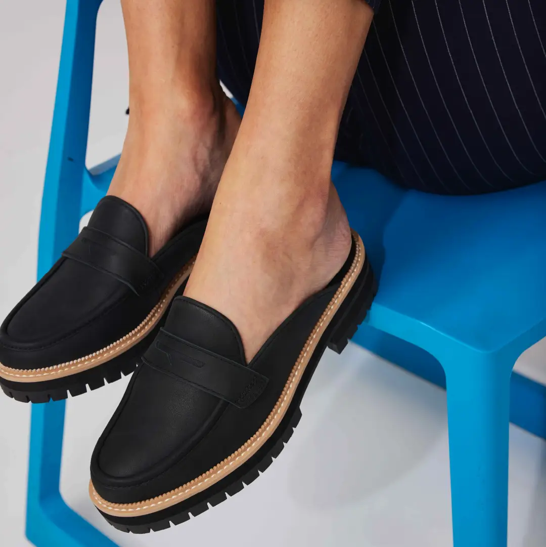 حذاء كومفورت بالجلد الأسود من تومز