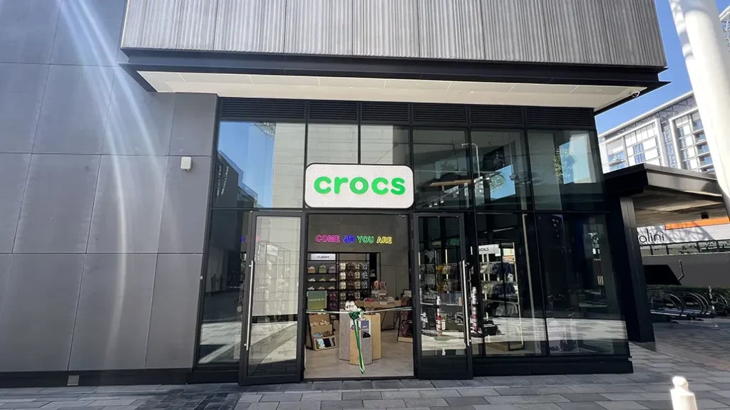 تم افتتاح متجر كروكس في جزيرة بلوواترز، دبي