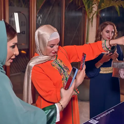 عرض تشكيلة رمضان من ديون لندن 2024 في شاطئ كيما في دبي